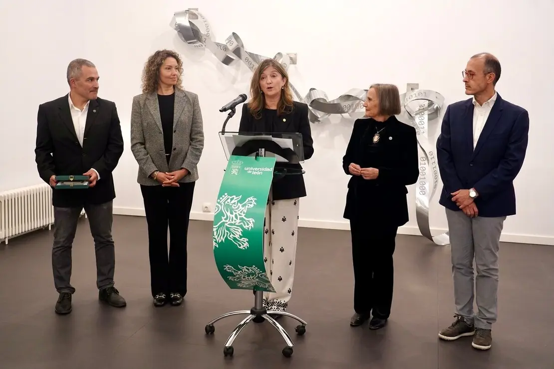 La rectora de la Universidad de León, Nuria González y la vicerrectora de Extensión Universitaria y Proyección Cultural de la Universidad de Oviedo, María Pilar García Cuetos, sellan un acuerdo entre ambas instituciones académicas en materia cultural