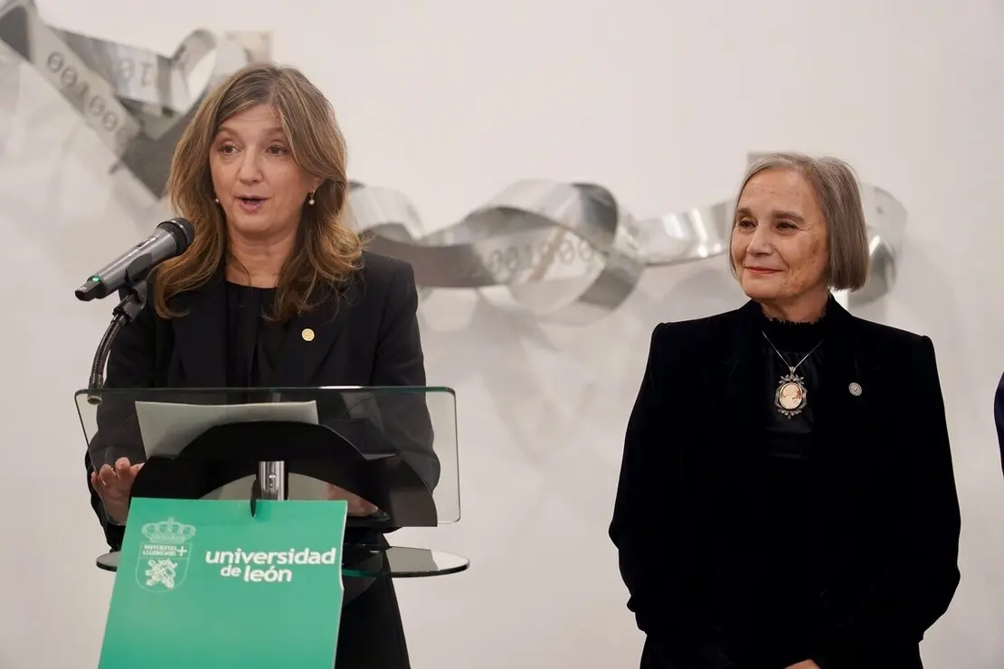 La rectora de la Universidad de León, Nuria González y la vicerrectora de Extensión Universitaria y Proyección Cultural de la Universidad de Oviedo, María Pilar García Cuetos, sellan un acuerdo entre ambas instituciones académicas en materia cultural