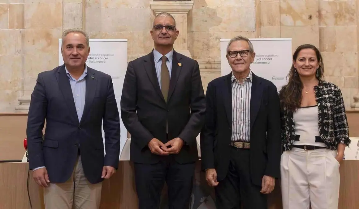 Presentación del World Cancer Research Day que se celebra en Salamanca el 23 de septiembre, a cargo del presidente nacional de la Asociación Española contra el Cáncer (AECC), Ramón Reyes; el presidente de la AECC de Salamanca, Ángel Losada, y el director del Centro de Investigación del Cáncer, Xosé Bustelo.
