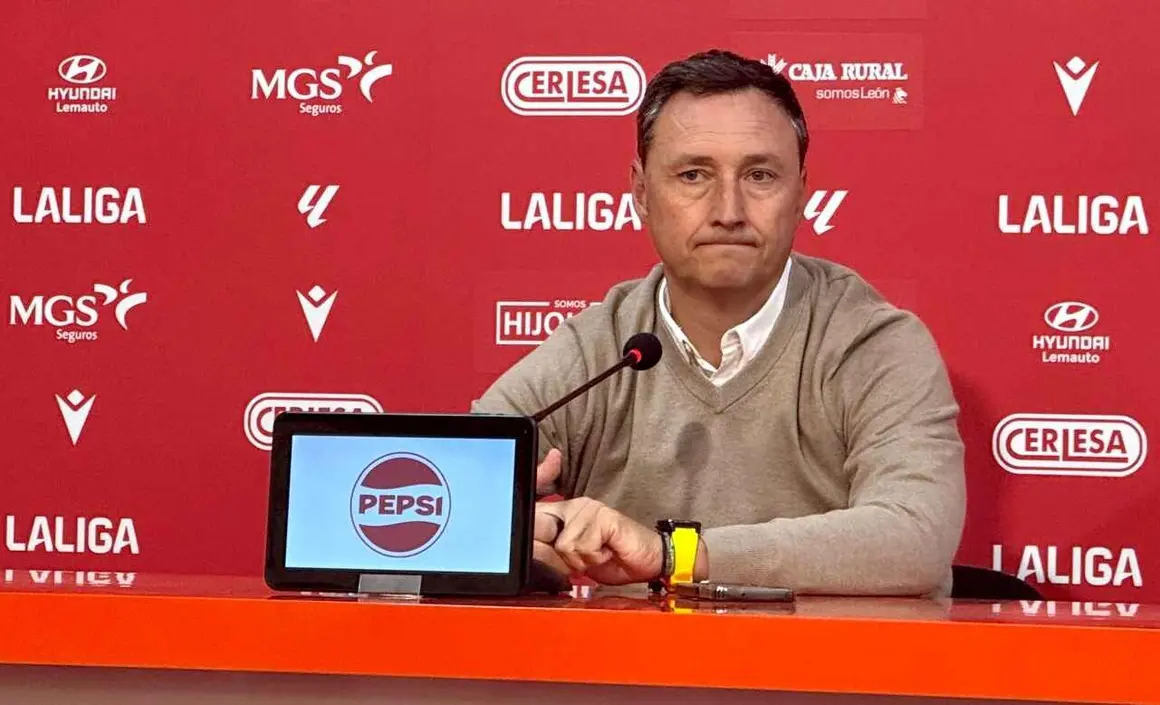 Llona, en su rueda de prensa de despedida.