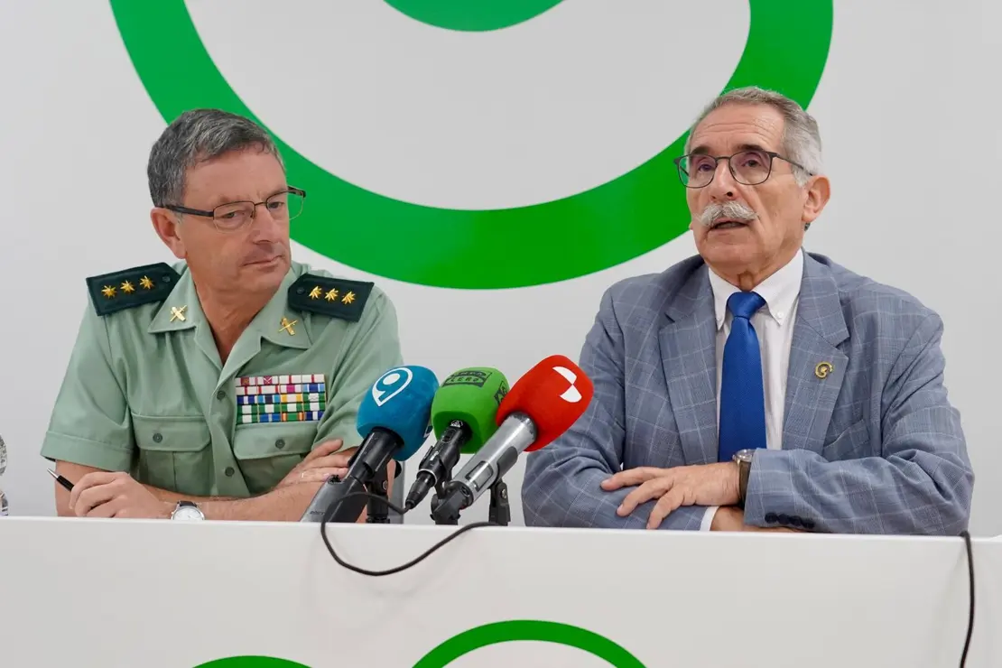 El presidente de la Asociación Española Contra el Cáncer de León, Estanislao de Luis Calabuig, y el coronel jefe de la Comandancia de la Guardia Civil de León, Julio Andrés Gutiérrez Hernández, firman un protocolo para fomentar la lucha contra esta enfermedad. Foto: Campillo