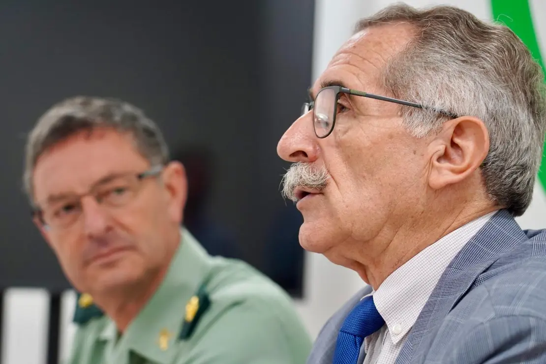 El presidente de la Asociación Española Contra el Cáncer de León, Estanislao de Luis Calabuig, y el coronel jefe de la Comandancia de la Guardia Civil de León, Julio Andrés Gutiérrez Hernández, firman un protocolo para fomentar la lucha contra esta enfermedad. Foto: Campillo