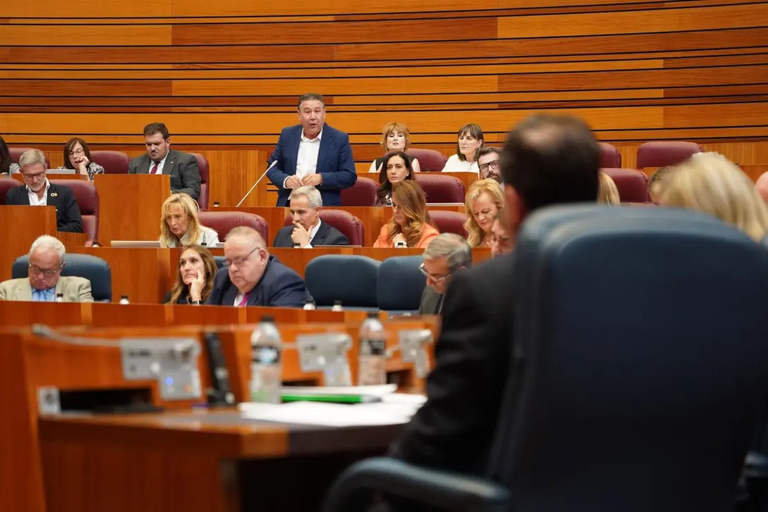 Primera sesión del Pleno de las Cortes de Castilla y León; en la imagen, intervención de Luis Mariano Santos. Fotos: Leticia Pérez