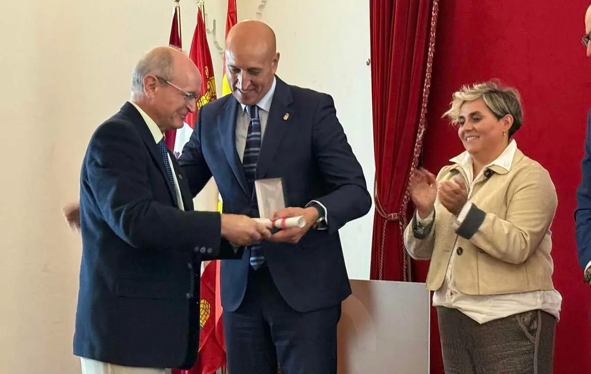 El Salón del Pendón de la Real Colegiata de San Isidoro de León acogió este miércoles el acto institucional de celebración de la festividad de Nuestra Señora de la Merced, patrona de las Instituciones Penitenciarias, organizado por el Centro Penitenciario de Mansilla de las Mulas, y en el que se resaltó el trabajo penitenciario y los avances en reinserción.