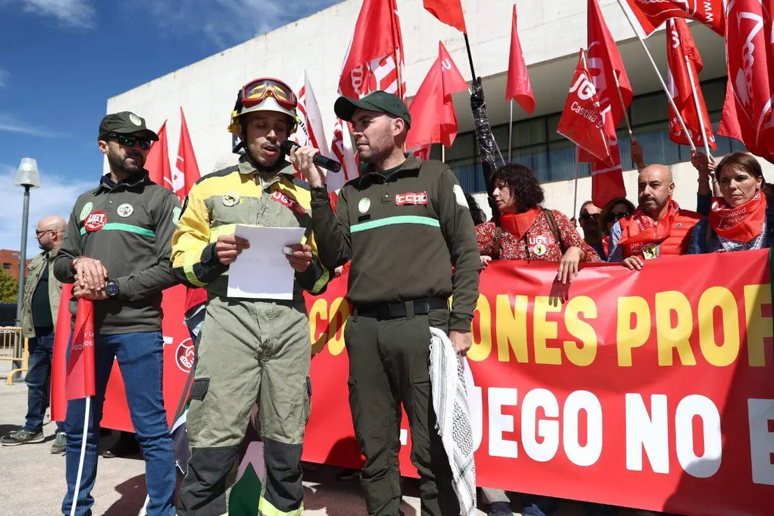 Manifestación a las puertas de Las Cortes para exigir la equiparación laboral de los bomberos forestales y la profesionalización del colectivo. Foto: R. Valtero