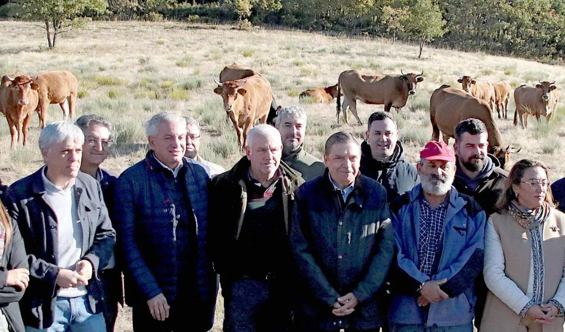 El Gobierno de España pretende abonar antes de finales de año las ayudas destinadas a los agricultores y ganaderos que se han visto afectados por los incendios de este verano, según desveló hoy el ministro de Agricultura, Pesca y Alimentación, Luis Planas, en una visita a una de las explotaciones afectadas en la localidad de Tremor de Arriba, en el municipio de Igüeña. Fotos: Peio García