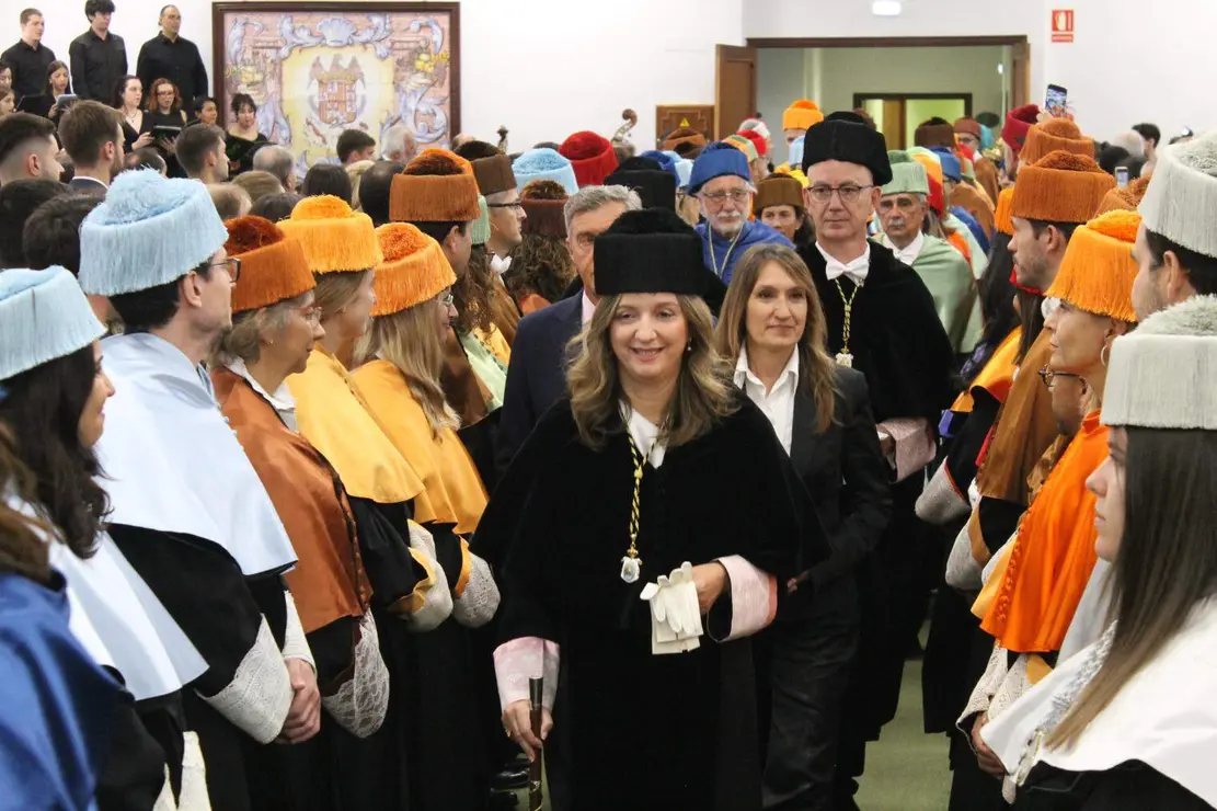 La rectora de la Universidad de León, Nuria González, preside el acto de apertura del curso académico 2025-2026 de la institución académica, al que asisten, entre otros, la consejera de Educación, Rocío Lucas, el presidente de las Cortes de Castilla y León, Carlos Pollán, o el alcalde de León, José Antonio Diez. Foto: Peio García | Universidad de León | AytoLeón