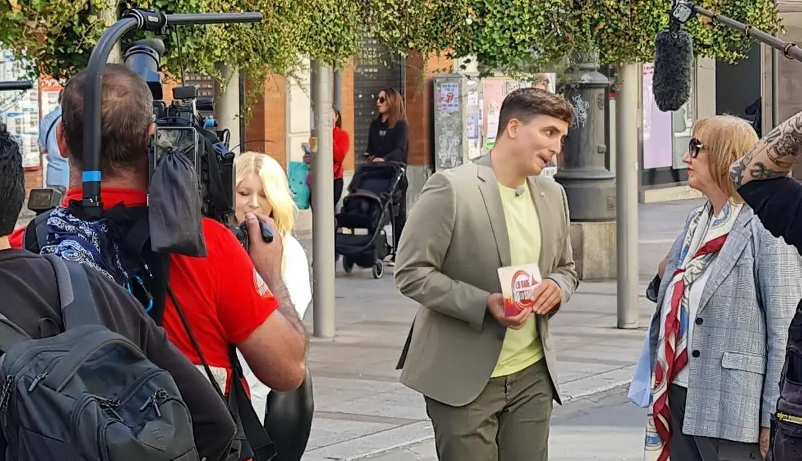 Un equipo de la productora Mandarina ha grabando este jueves en las calles de León capital el programa concurso 'Lo sabe, no lo sabe', con el popular presentador Xuso Jones entrevistando a leonesas y leonesas en la céntrica avenida de Ordoño II. Fotos: M.A. García