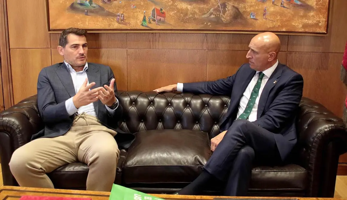 El alcalde de León, José Antonio Diez, y el exportero Iker Casillas ofrecen una rueda de prensa sobre la participación del deportista en la IX edición del Foro Internacional de Deporte, FID, Ciudad de León
