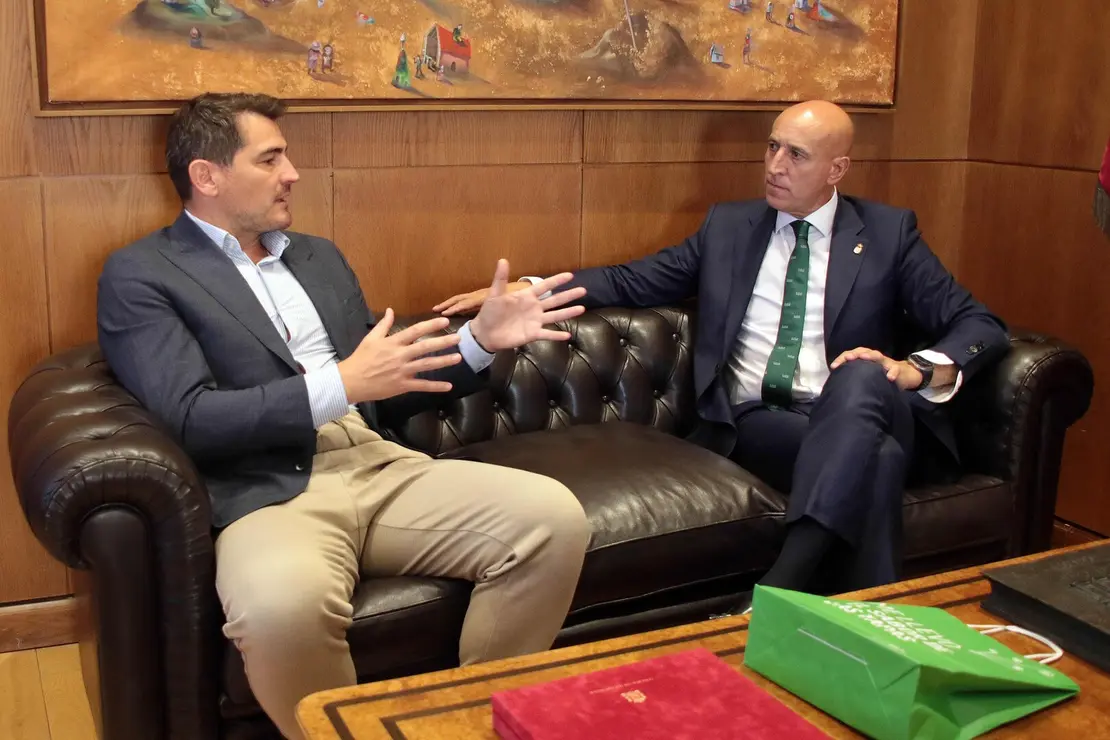El alcalde de León, José Antonio Diez, y el exportero Iker Casillas ofrecen una rueda de prensa sobre la participación del deportista en la IX edición del Foro Internacional de Deporte, FID, Ciudad de León
