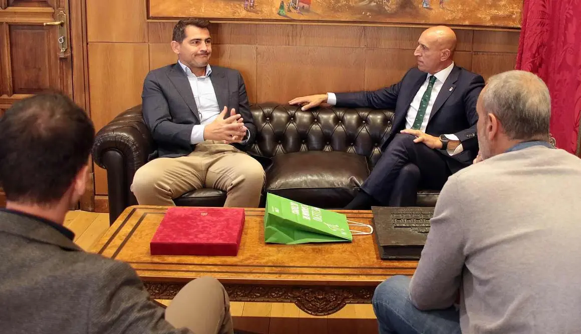 El alcalde de León, José Antonio Diez, y el exportero Iker Casillas ofrecen una rueda de prensa sobre la participación del deportista en la IX edición del Foro Internacional de Deporte, FID, Ciudad de León