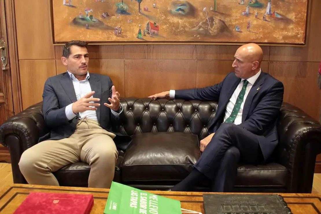 El alcalde de León, José Antonio Diez, y el exportero Iker Casillas ofrecen una rueda de prensa sobre la participación del deportista en la IX edición del Foro Internacional de Deporte, FID, Ciudad de León