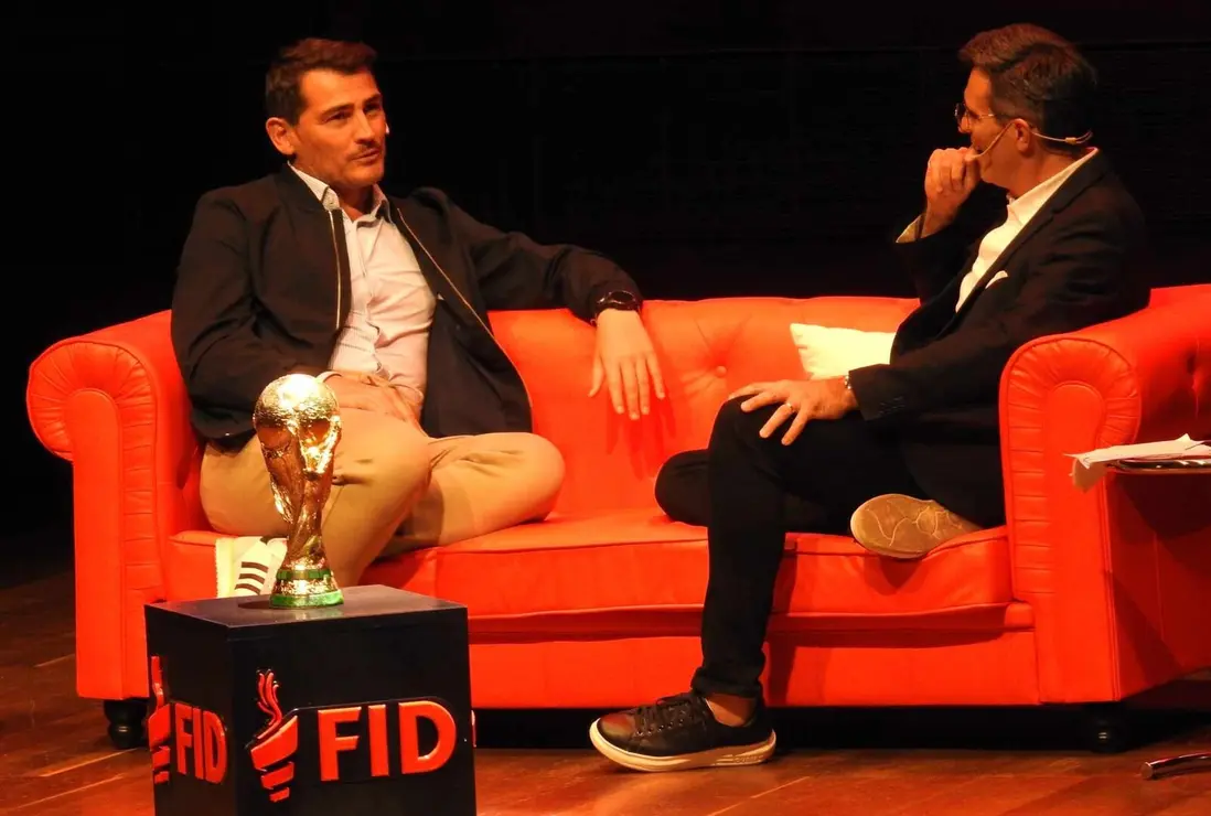 Casillas es el protagonista de la segunda jornada del FID Ciudad de León Abanca, con un encuentro con escolares, rueda de prensa en el Ayuntamiento, firma con socios FID y conferencia en un Auditorio de León que colgado el cartel de completo. Fotos: M.A.G.