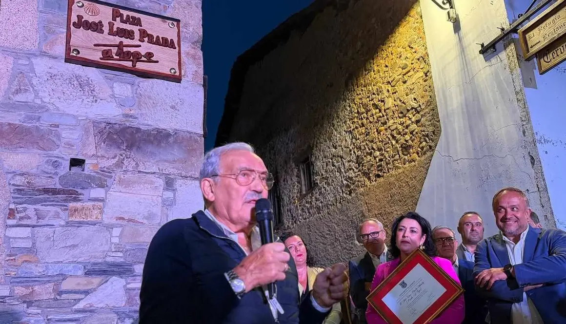 José Luis Prada recibe el título de Hijo Predilecto de Cacabelos en un emotivo homenaje. La plaza de abastos pasa a llevar el nombre del empresario berciano, que se mostró emocionado ante un reconocimiento unánime de sus vecinos y autoridades.