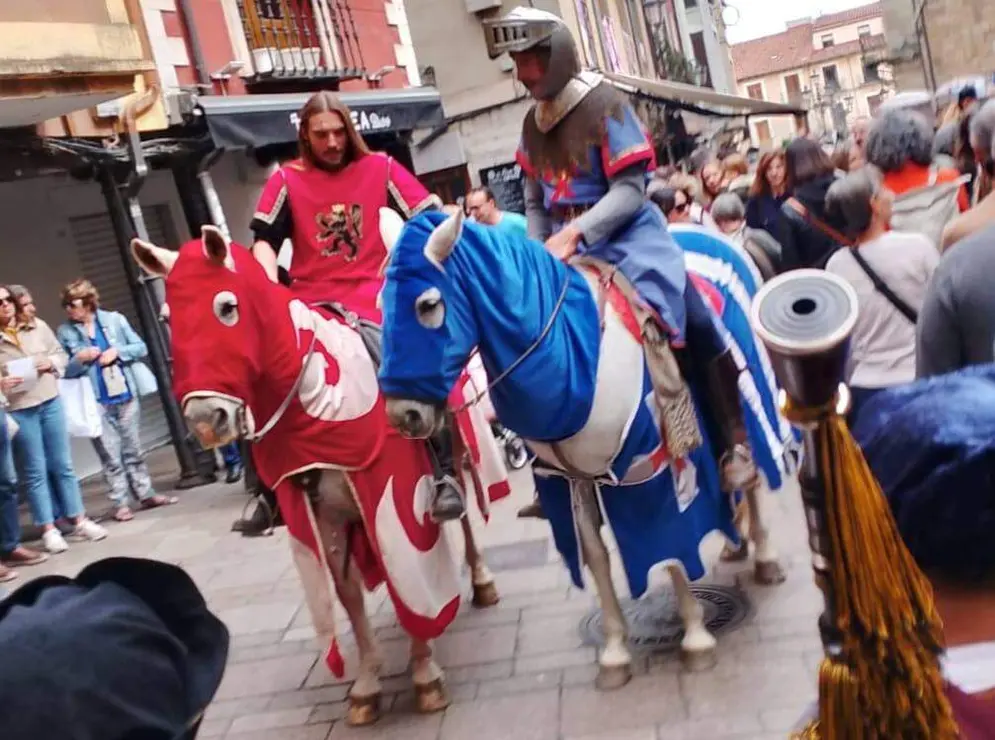 Los heraldos mensajeros recorrieron a caballo este sábado las calles del centro de León para anunciar el inicio de las Fiestas de San Froilán.