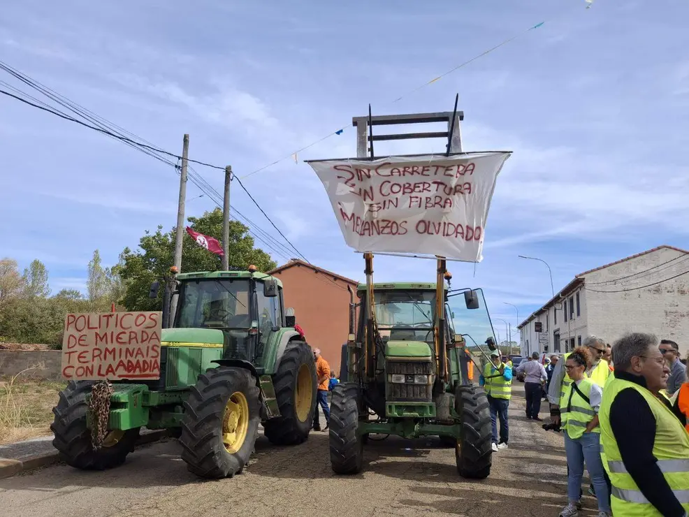 Vecinos de Gradefes (León) se manifiestan para reclamar a la Junta el arreglo de la carretera LE-213