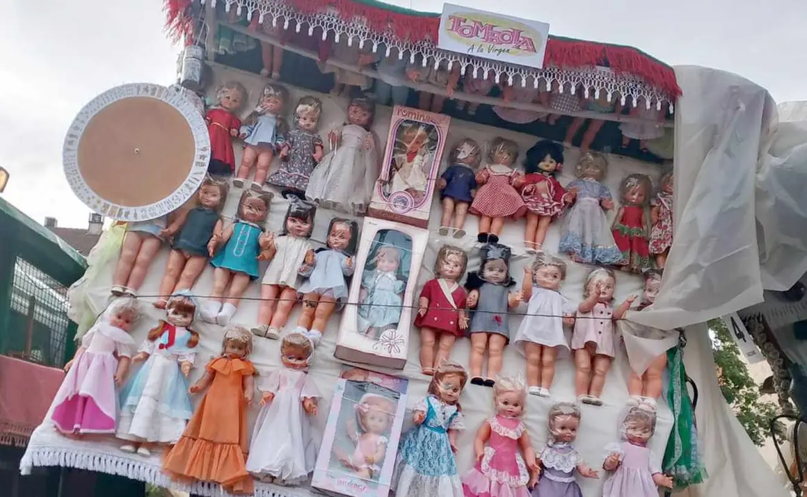 El 'carrotómbola', el carro engalanado que rompe toda la tradición y sorprende a los leoneses 

Castañuelas, Nancys, palillos con premios, 'sevillanas bailadoras'... es el carro que ha decidido romper con todo lo visto hasta el momento y llega de Puente Castro.