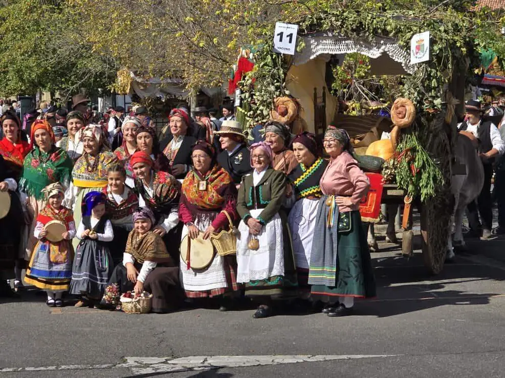 El desfile y concurso de carros engalanados completa la mañana del domingo en León en las fiestas de San Froilán. Foto: Carlos Calvo