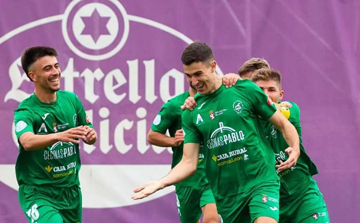 Los jugadores del Atlético Astorga celebran uno de sus goles ante el Valladolid Promesas.