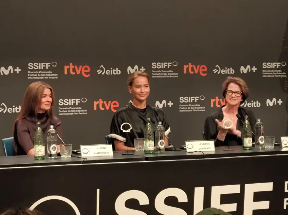 Jennifer Lawrence (centro), durante la rueda de prensa del Festival de Cine de San Sebastián. Foto: D. Abril