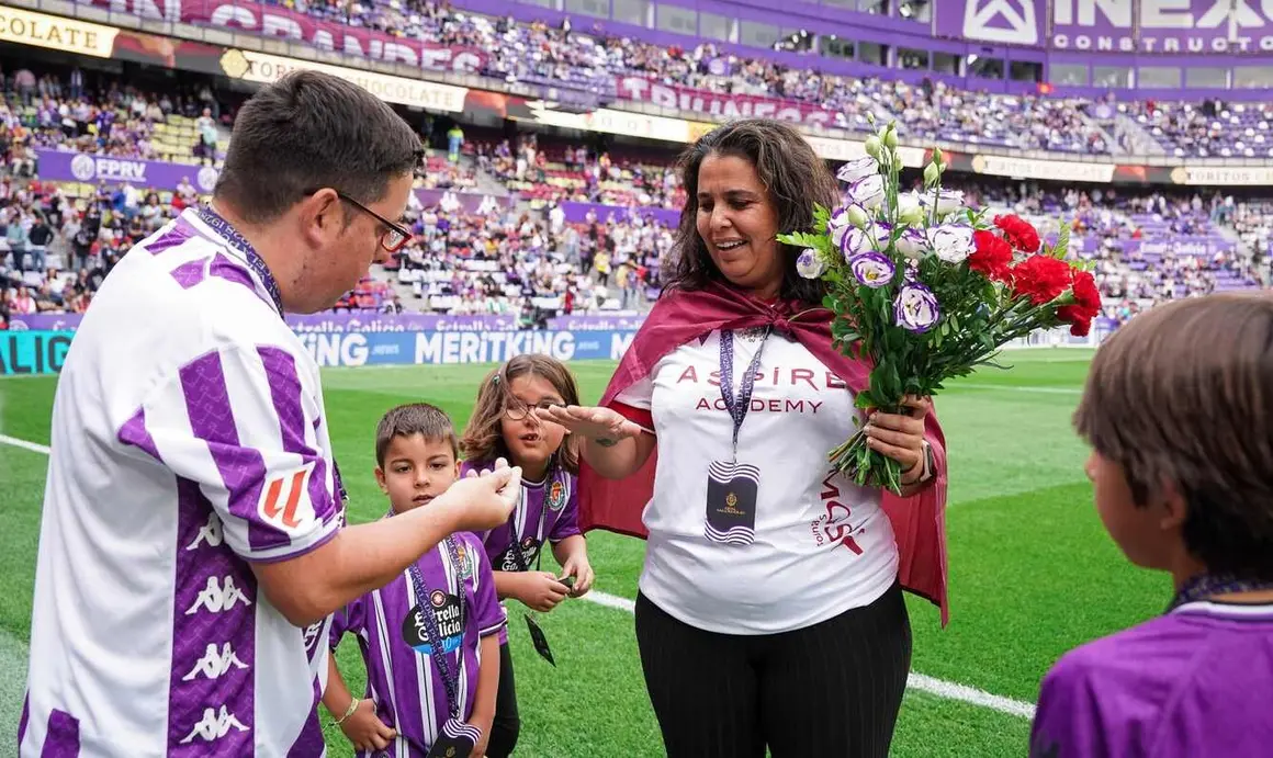 Una pedida de mano une a Valladolid y León en pleno derbi. Iván, abonado blanquivioleta, pidió matrimonio a Lorena, aficionada culturalista, antes del inicio del partido en Zorrilla
Rivalidad histórica, pero con respeto.