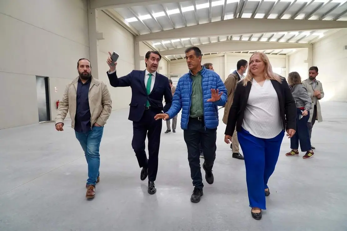 El consejero de Medio Ambiente, Vivienda y Ordenación del Territorio, Juan Carlos Suárez-Quiñones, visita las naves logísticas promovidas por la Junta en el polígono de Villadangos del Páramo. Foto: Campillo.