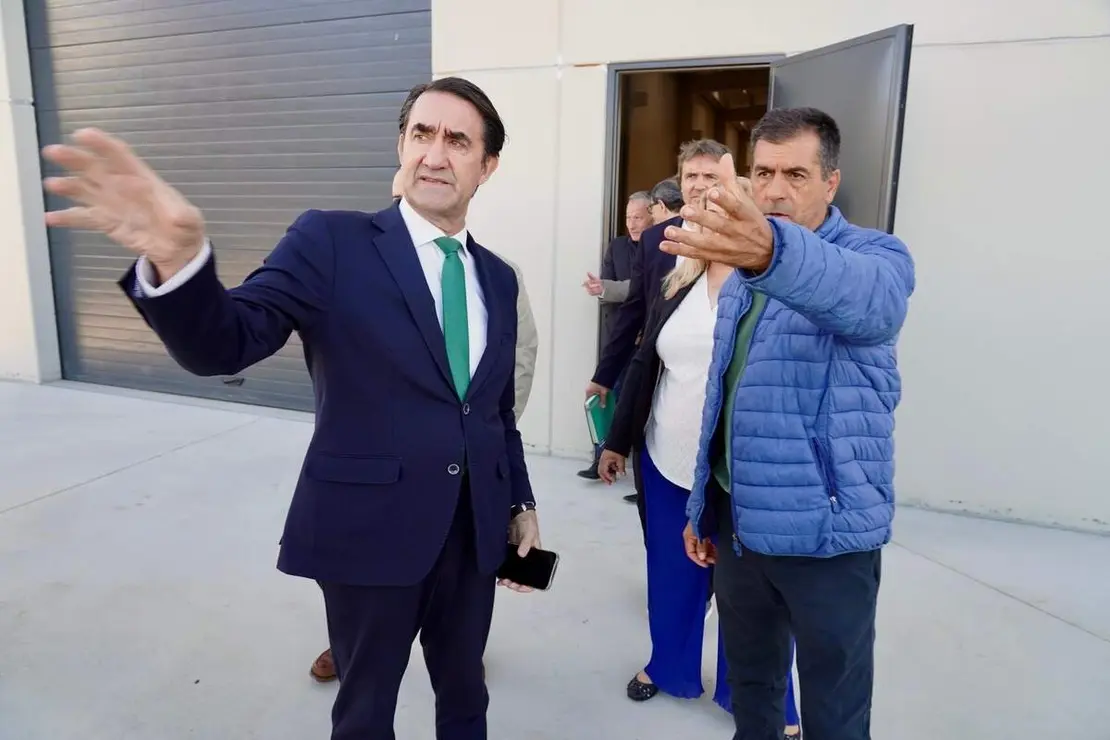 El consejero de Medio Ambiente, Vivienda y Ordenación del Territorio, Juan Carlos Suárez-Quiñones, visita las naves logísticas promovidas por la Junta en el polígono de Villadangos del Páramo