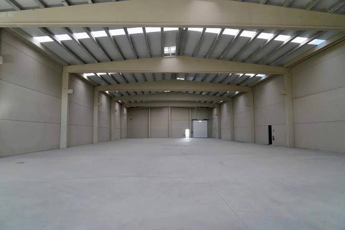 El consejero de Medio Ambiente, Vivienda y Ordenación del Territorio, Juan Carlos Suárez-Quiñones, visita las naves logísticas promovidas por la Junta en el polígono de Villadangos del Páramo