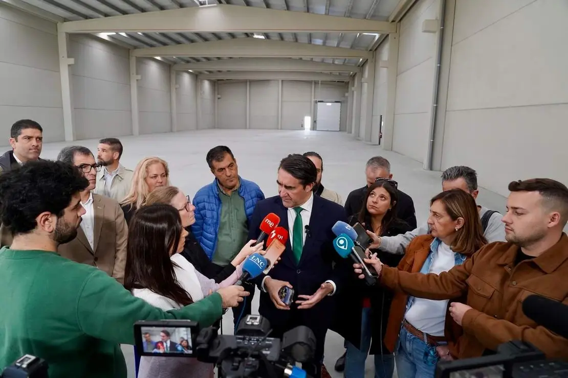 El consejero de Medio Ambiente, Vivienda y Ordenación del Territorio, Juan Carlos Suárez-Quiñones, visita las naves logísticas promovidas por la Junta en el polígono de Villadangos del Páramo