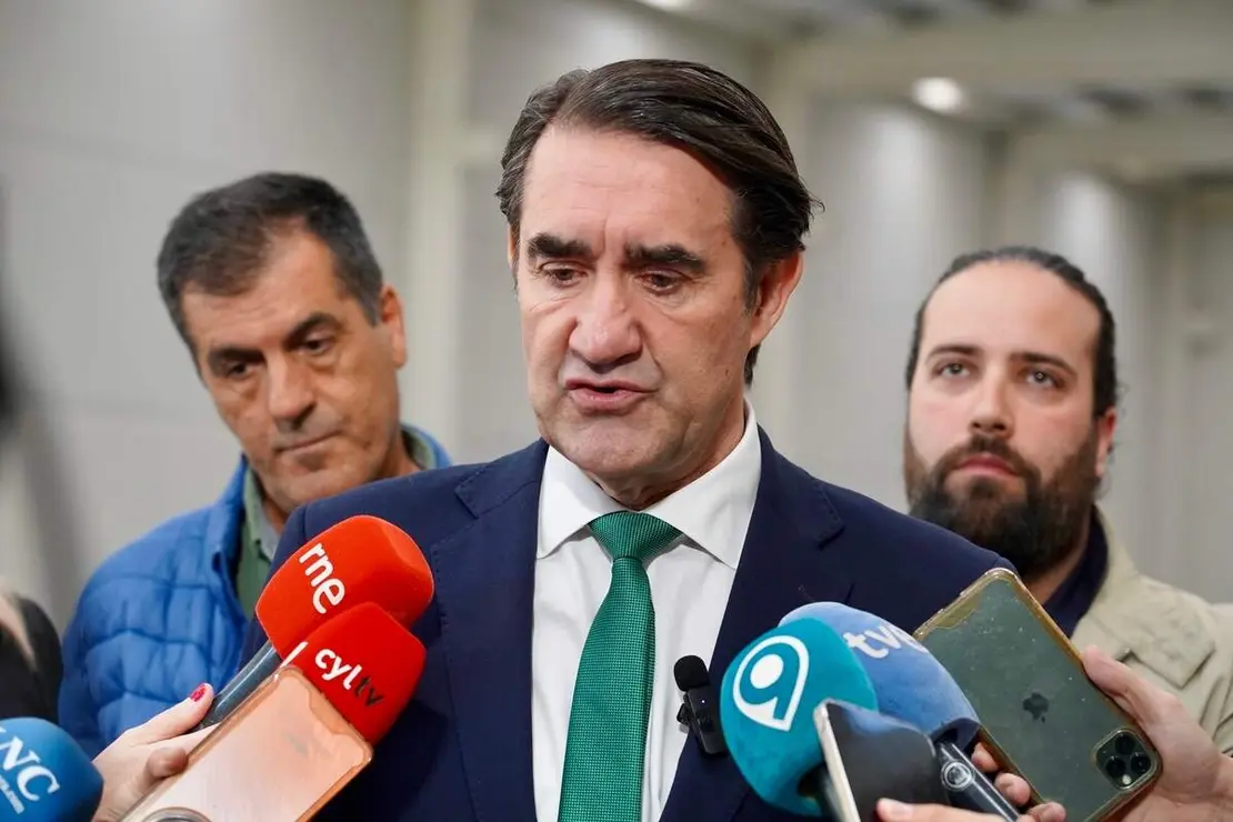 El consejero de Medio Ambiente, Vivienda y Ordenación del Territorio, Juan Carlos Suárez-Quiñones, visita las naves logísticas promovidas por la Junta en el polígono de Villadangos del Páramo