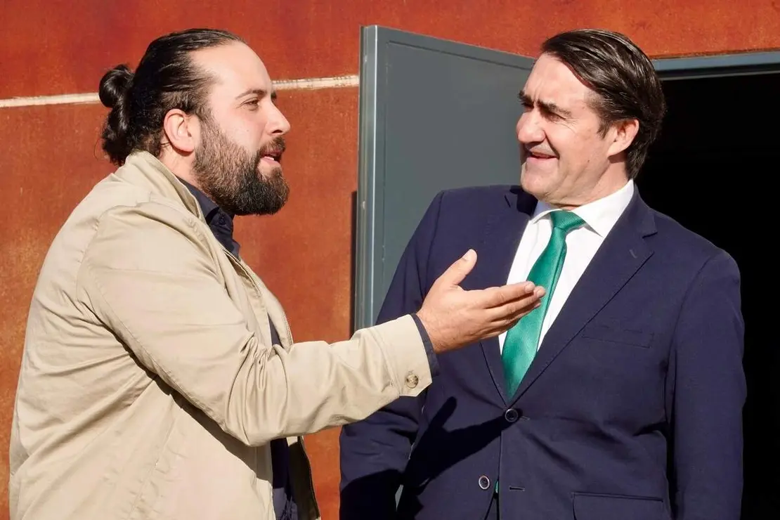 El consejero de Medio Ambiente, Vivienda y Ordenación del Territorio, Juan Carlos Suárez-Quiñones, visita las naves logísticas promovidas por la Junta en el polígono de Villadangos del Páramo