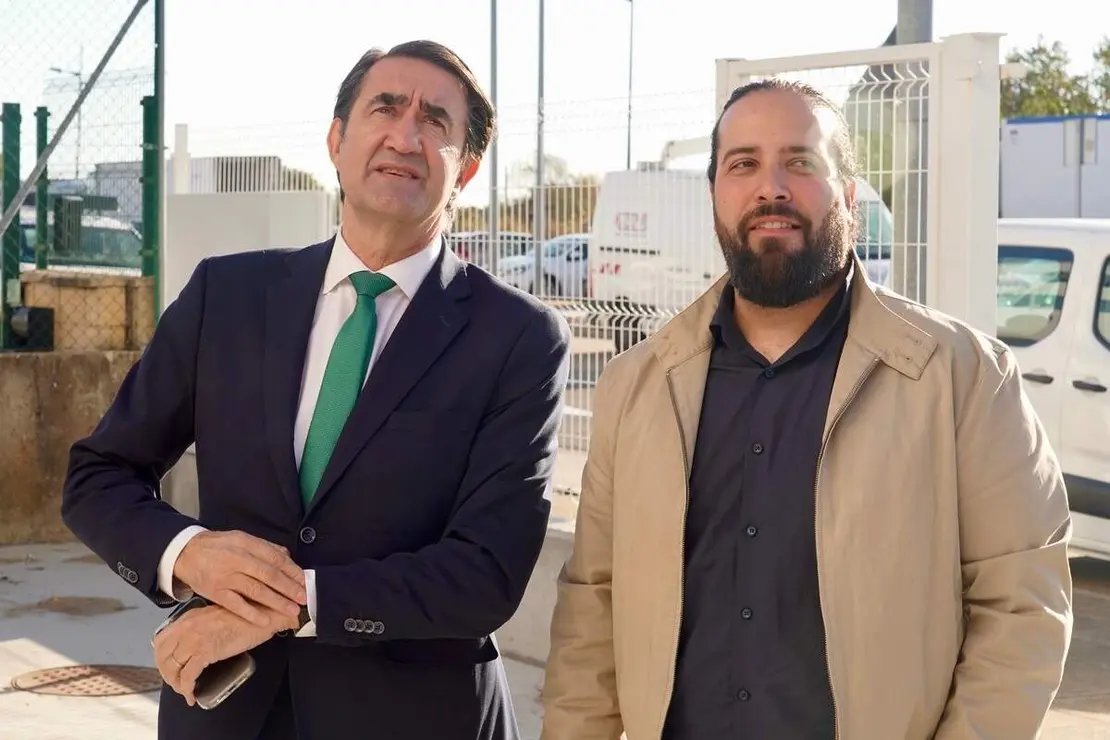 El consejero de Medio Ambiente, Vivienda y Ordenación del Territorio, Juan Carlos Suárez-Quiñones, visita las naves logísticas promovidas por la Junta en el polígono de Villadangos del Páramo