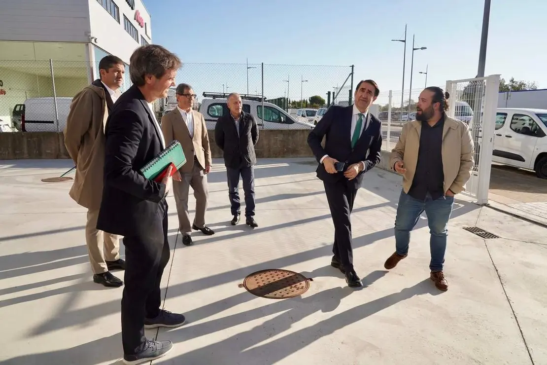 El consejero de Medio Ambiente, Vivienda y Ordenación del Territorio, Juan Carlos Suárez-Quiñones, visita las naves logísticas promovidas por la Junta en el polígono de Villadangos del Páramo