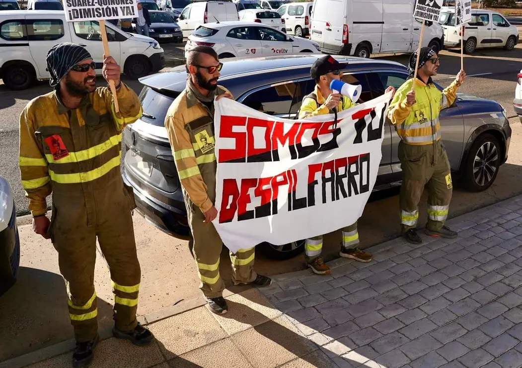 Cuatro operarios forestales se concentran durante la visita del consejero de Medio Ambiente, Vivienda y Ordenación del Territorio, Juan Carlos Suárez-Quiñones a Villadangos del Páramo (León)