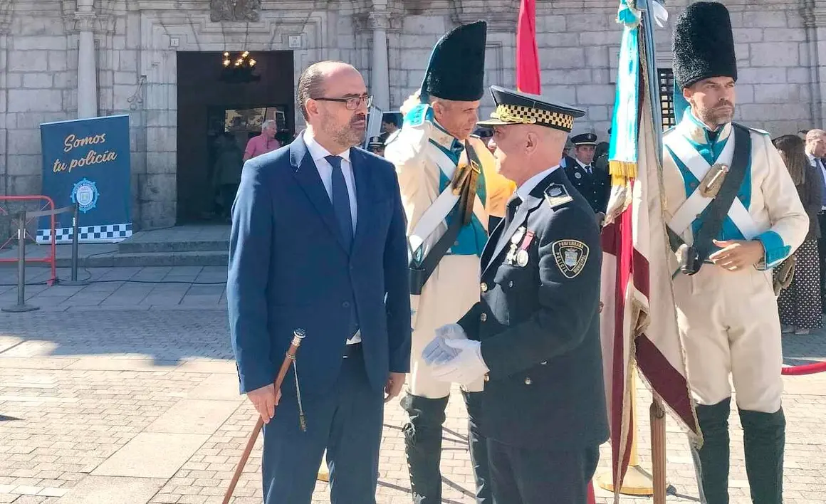 El Ayuntamiento de Ponferrada celebró este lunes el Día de San Miguel Arcángel, patrón de la Policía Municipal, en un acto institucional presidido por el alcalde, Marco Morala, acompañado por el intendente jefe, Arturo Pereira, y el concejal de Seguridad Ciudadana, Carlos Cortina.