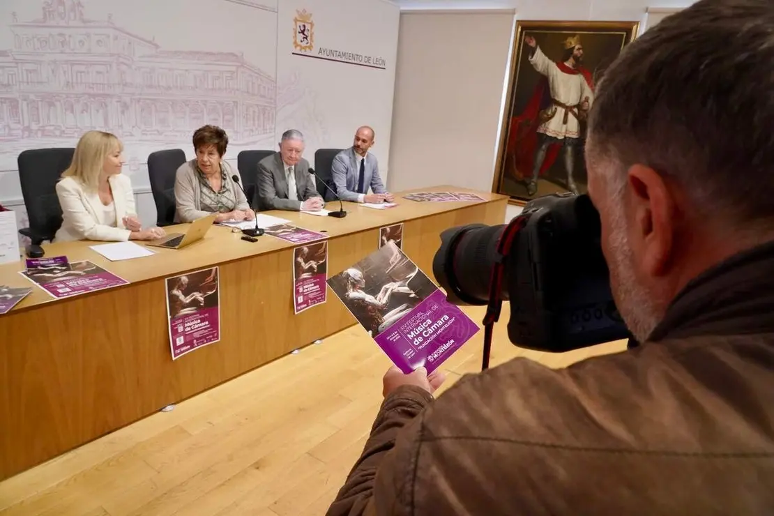 La concejala de Acción y Promoción Cultural, Elena Aguado, presenta el XIV Festival Internacional de Música de Cámara Fundación Monteleón. Estará acompañada del vicepresidente de la Fundación MonteLeón, Ángel Valencia, y de la directora artística del Festival, Carmen Mayo