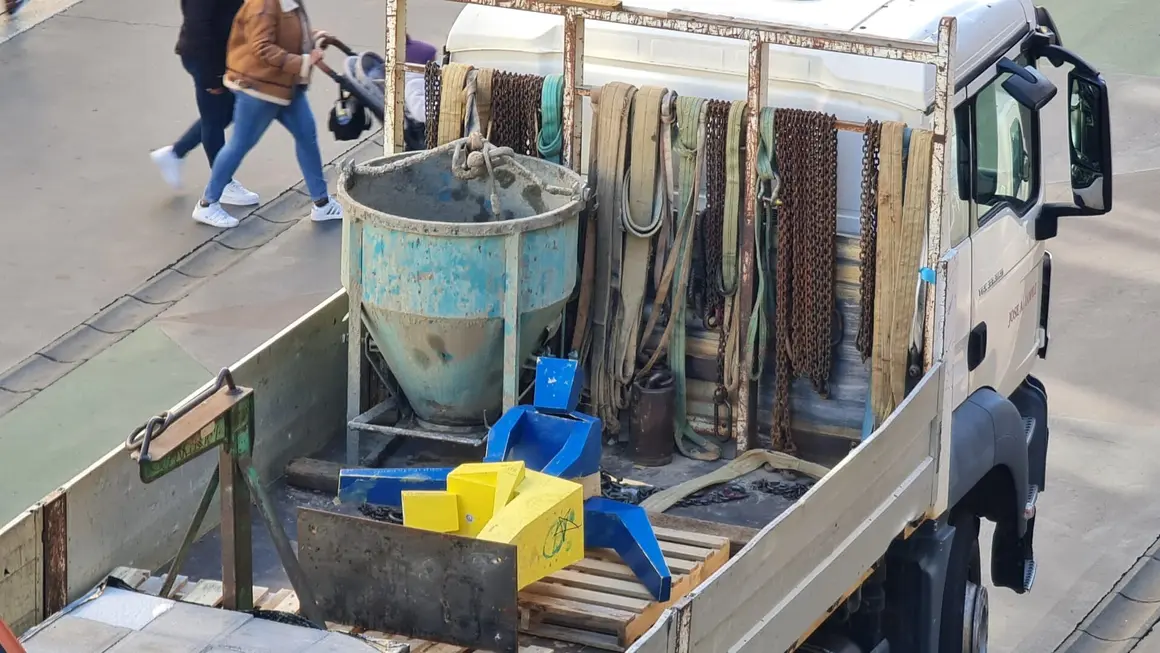 La escultura de Javier Robles, vandalizada la pasada semana, ha sido retirada este martes por empleados municipales para proceder a su recuperación y reinstalación.