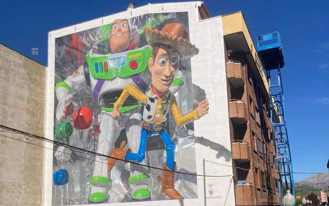 El conocido artista urbano Da2.0 vinculado a León firma un nuevo y especular mural con los protagonistas de Toy Story en la localidad palentina de Guardo. Foto: Da2.0