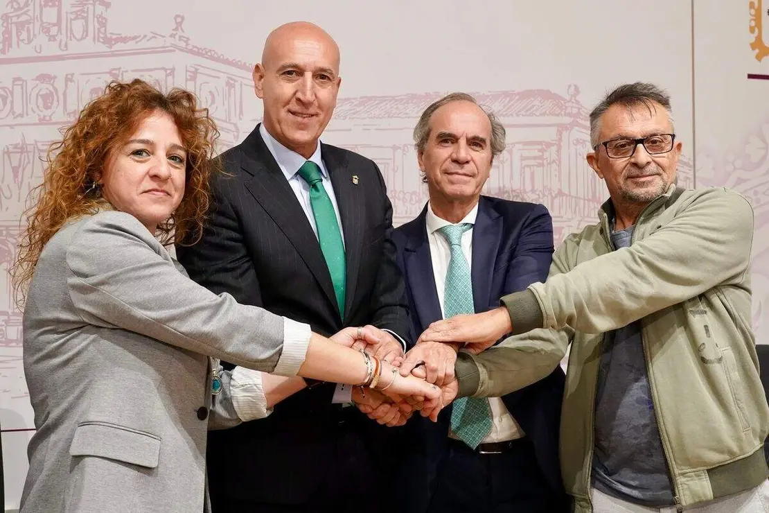 El alcalde de León, José Antonio Diez, firma con el presidente de Fele, José María Vallejo y los representantes sindicales de CCOO y UGT, Elena Blasco y Enrique Reguero, el acuerdo marco del Diálogo Social en la ciudad de León. Foto: Campillo