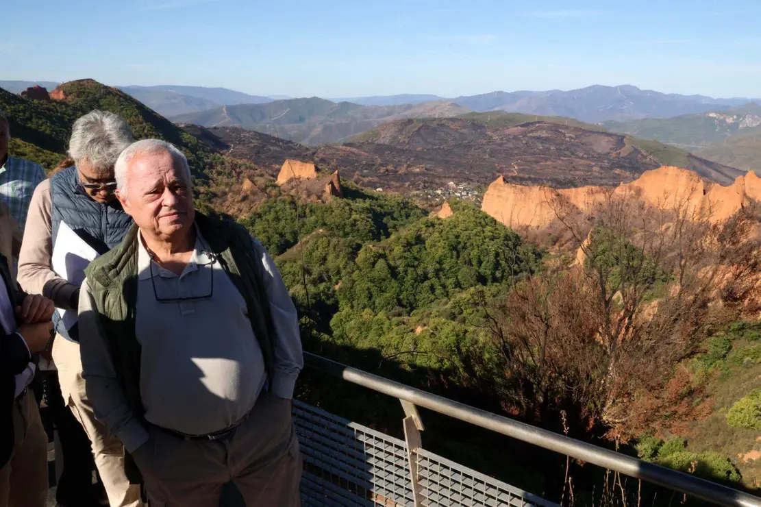 El consejero de Cultura, Turismo y Deporte, Gonzalo Santonja, visita las actuaciones de restauración del Mirador de Orellán, acceso y entorno, en el Espacio Cultural Las Médulas.