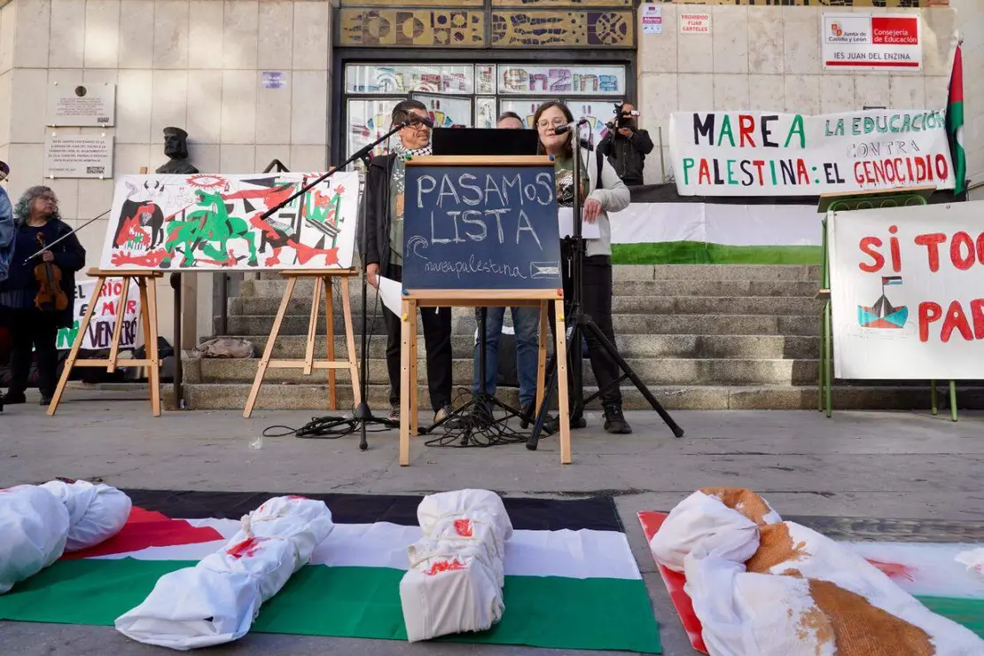 Huelga de estudiantes en León para reclamar el fin del genocidio de Gaza. En la imagen, acto de protesta con lectura de los nombres de niños palestinos muertos en Gaza. Fotos: Campillo