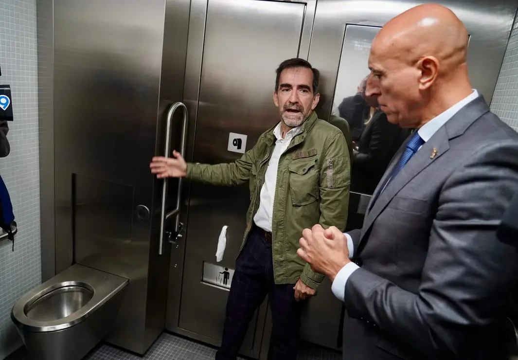El alcalde de León, José Antonio Diez, visita los nuevos aseos públicos. Foto: Campillo