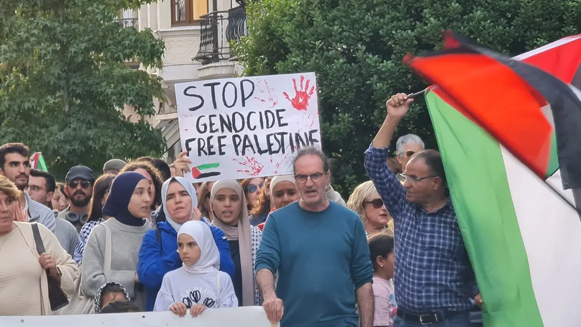 Más de 1.500 personas, un numero muy por encima del esperado por los propios convocantes, se reunieron este jueves en León capital para pedir el fin del “genocidio” en Gaza y mostrar su apoyo a la Global Sumud Flotilla.