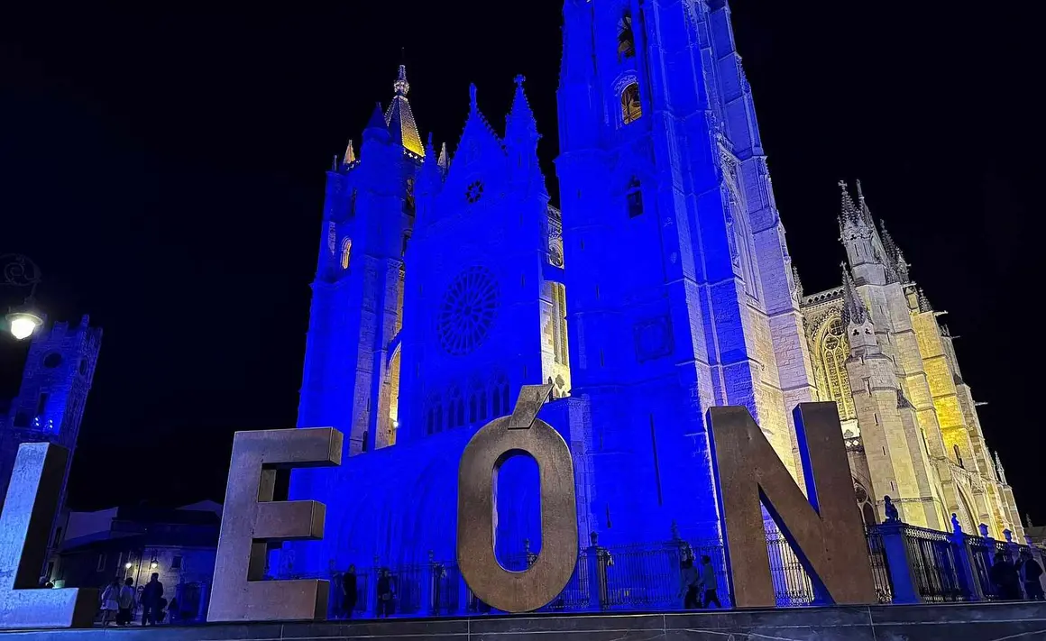 La noche de este jueves dejó una imagen insólita en la Plaza de Regla: la Catedral de León lució iluminada con un intenso azul celeste que sorprendió a todos los presentes. Fotos: Marga Calvo | A.F. Reca