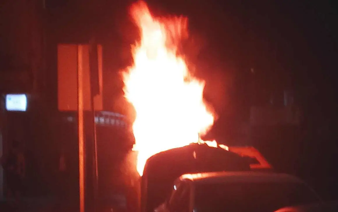 Un nuevo incendio de contenedor ha sacudido la tranquilidad del centro de León. A última hora de este jueves un fuego declarado en la calle Ramón y Cajal, a apenas unos metros del lugar donde 24 horas antes ardió otro contenedor en Federico Echevarría, ha obligado a intervenir nuevamente a los servicios de emergencia. Fotos: Ramiro Pinto