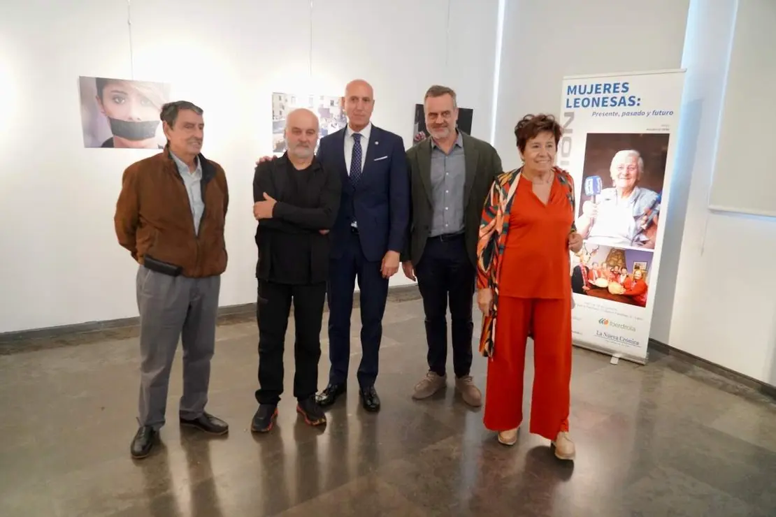 El alcalde de León, José Antonio Diez, asiste a la inauguración de la exposición ‘Mujeres leonesas’ de Mauricio Peña