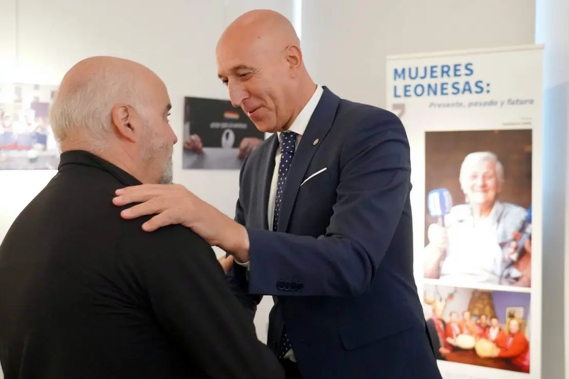 El alcalde de León, José Antonio Diez, asiste a la inauguración de la exposición ‘Mujeres leonesas’ de Mauricio Peña