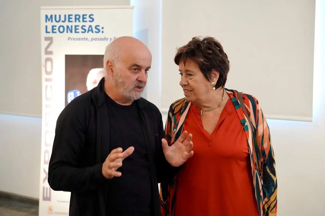 El alcalde de León, José Antonio Diez, asiste a la inauguración de la exposición ‘Mujeres leonesas’ de Mauricio Peña