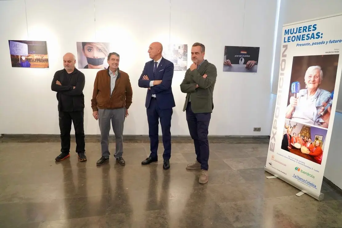 El alcalde de León, José Antonio Diez, asiste a la inauguración de la exposición ‘Mujeres leonesas’ de Mauricio Peña