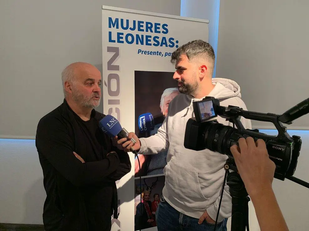 Inauguración de la exposición ‘Mujeres leonesas’ de Mauricio Peña (15)